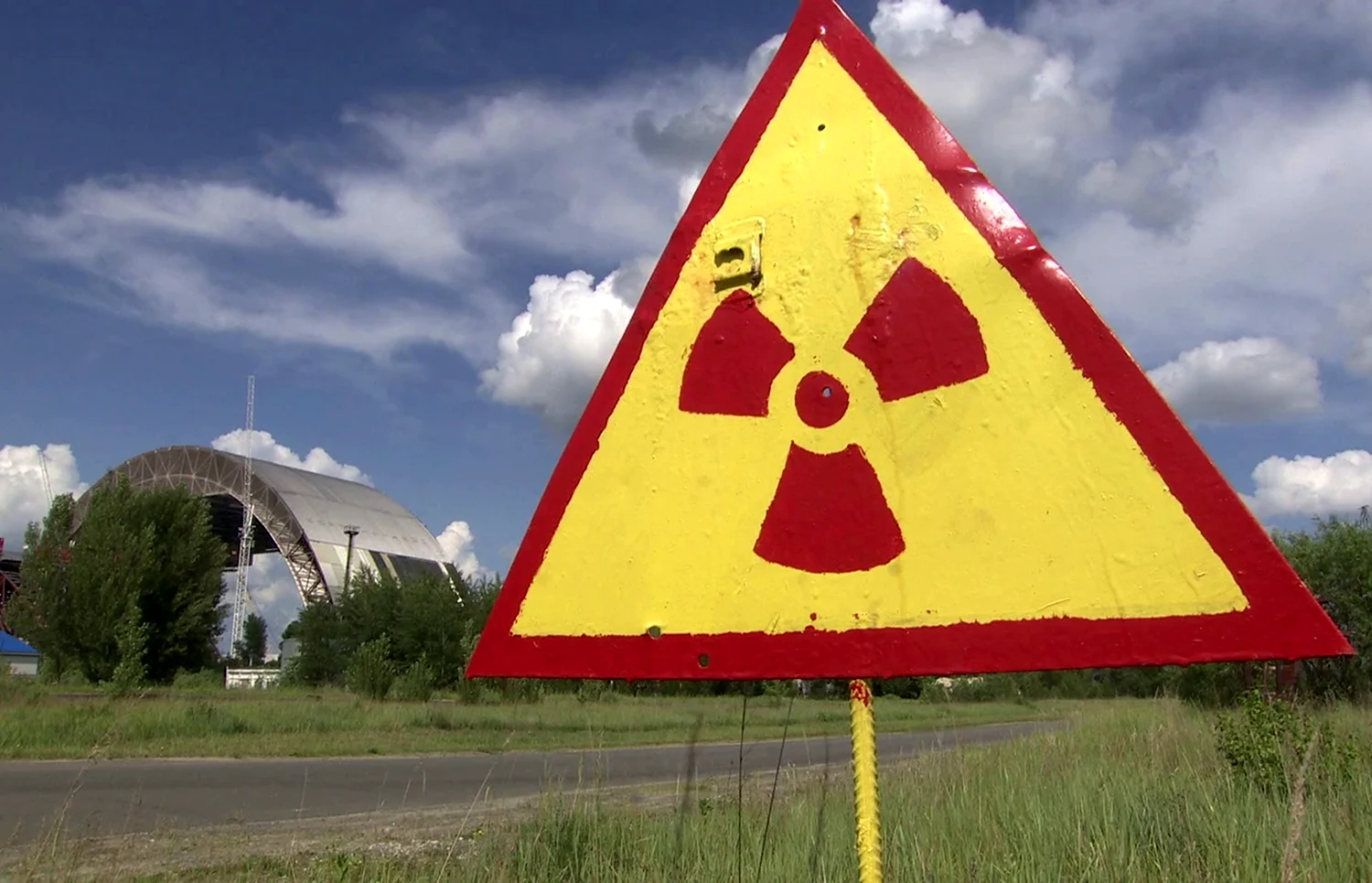 Знак радиоактивности треугольник Чернобыль