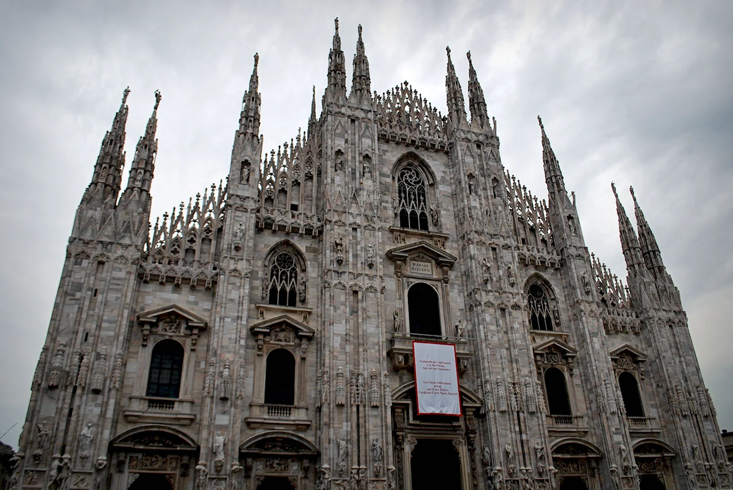 Знаменитый кафедральный собор в Милане